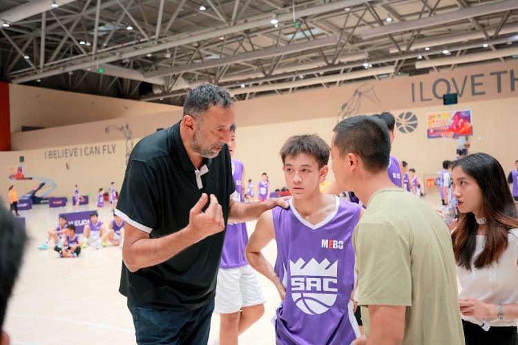篮球名人堂球星来重庆了！迪瓦茨率国王队教练团开展青少年篮球文化交流