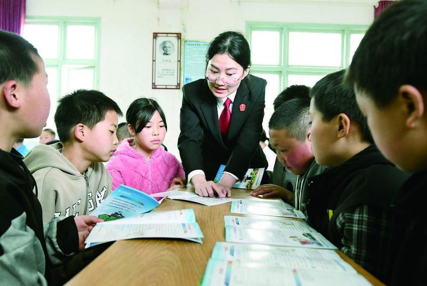 城步苗族自治县长安营镇南山学校，法院干警向学生宣传食品安全、预防毒品等知识