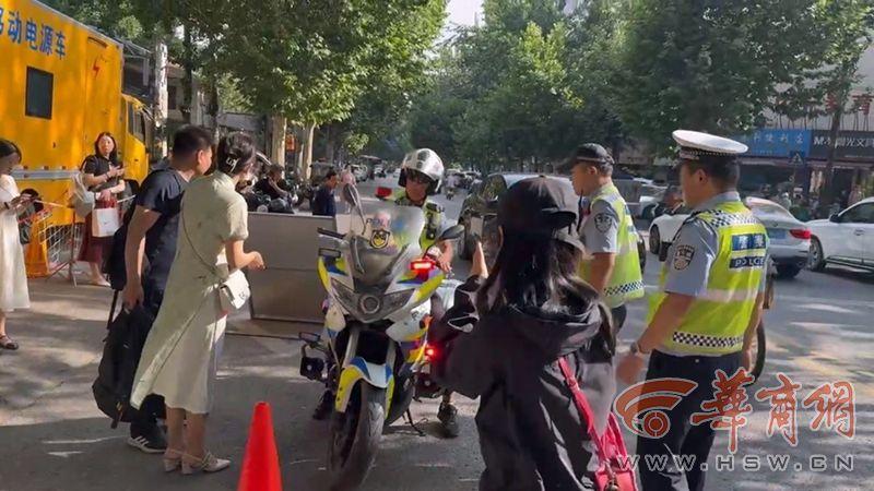 直击2024陕西高考|考生未带身份证家长求助 新城交警铁骑紧急取送