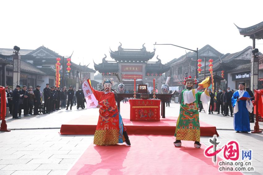 “串龙舞狮跳加官，鸣锣开庄接福运” 周庄古镇举行传统开庄仪式