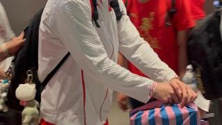 中国游泳队回国，潘展乐防范意识很强，全程戴口罩保护自己