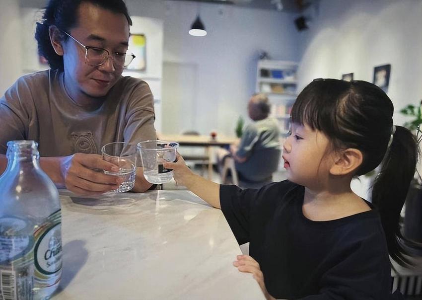 网红飞飞一杯酒突发心脏病去世，生前曾喝临期啤酒