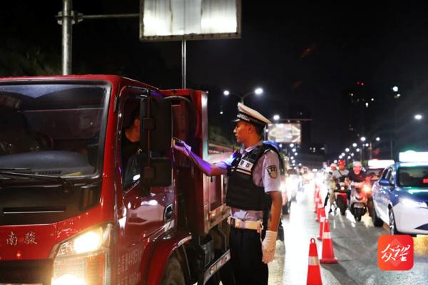 警徽映红“平安灯”——直击铜仁公安夏夜治安巡查宣防集中行动