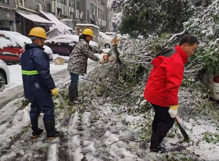 战冰雪，保畅通！长沙市咸嘉湖街道扫雪除冰在行动