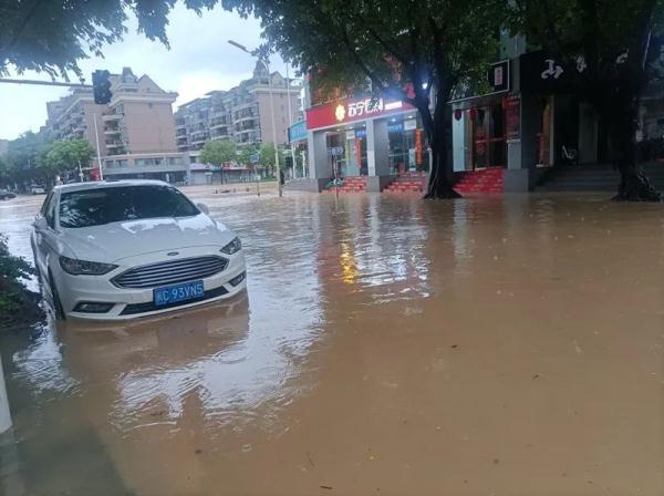 福州多地暴雨！多地积水！