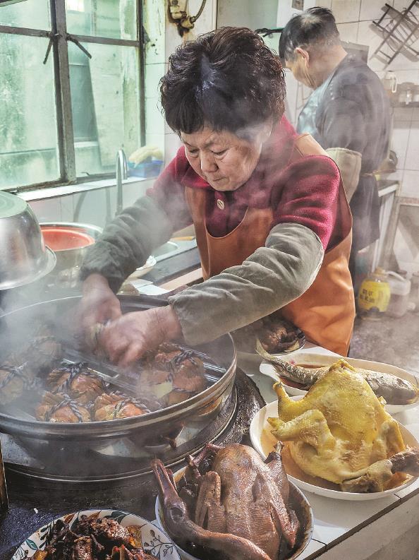 团圆饭香喷喷  迎佳节喜洋洋