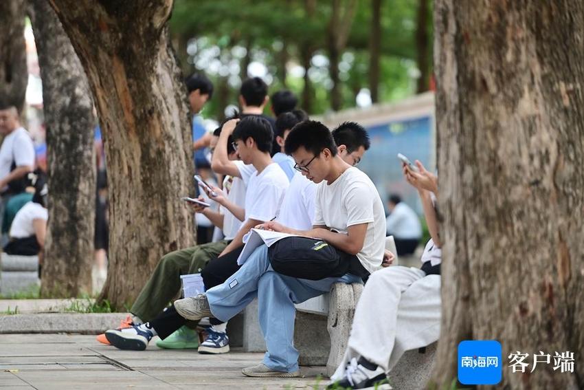 组图｜高考首日开考前 三亚考生抓紧复习