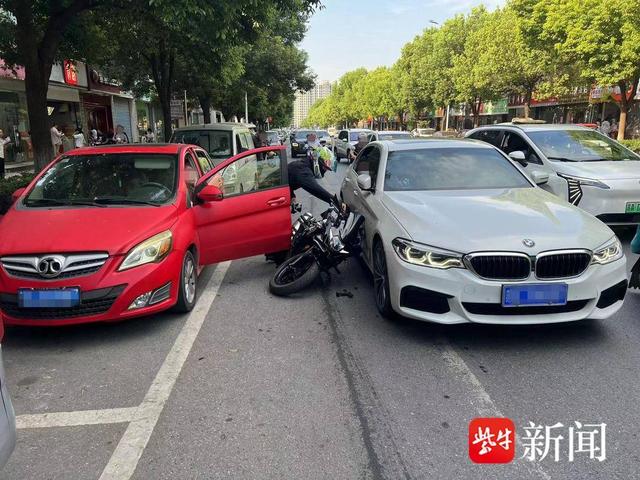 司机开车开门一瞬间三车相撞，差点被挤成“夹心饼干”