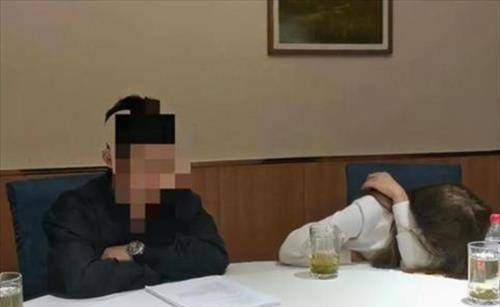 长沙老总为娶空姐花100万，导致妻离子散，男子：她还有别的男人