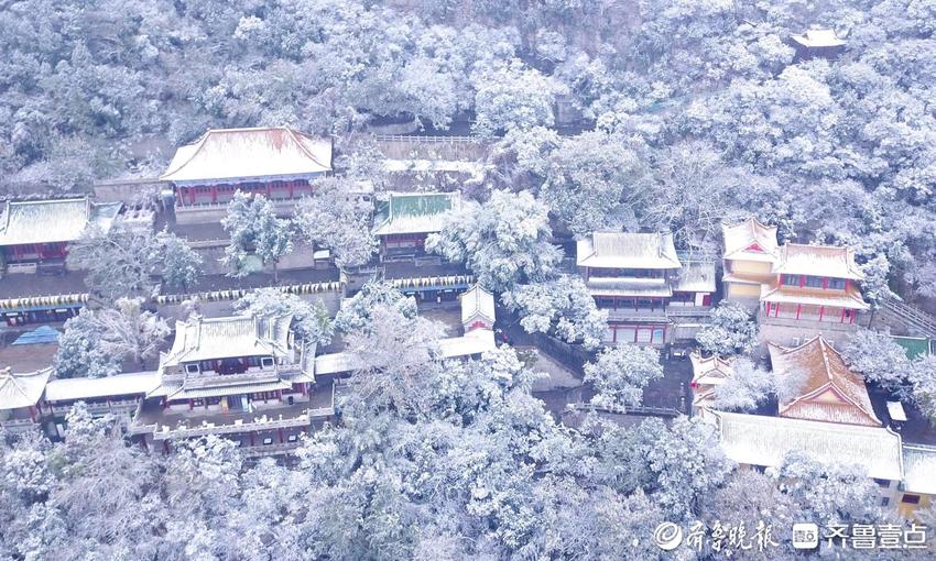 今冬第一场雪，济南千佛山满山玉树琼枝和琼楼玉宇