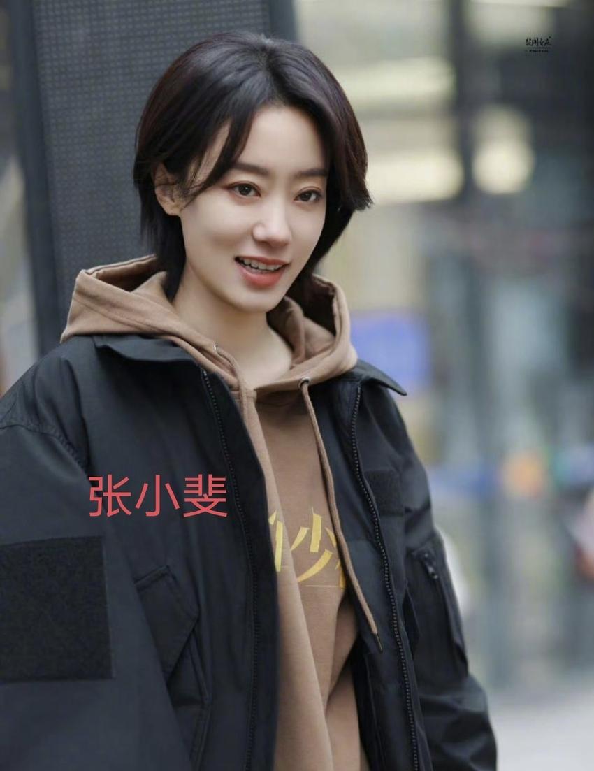 闫妮和女儿同框引热议！26岁女儿撞脸张小斐