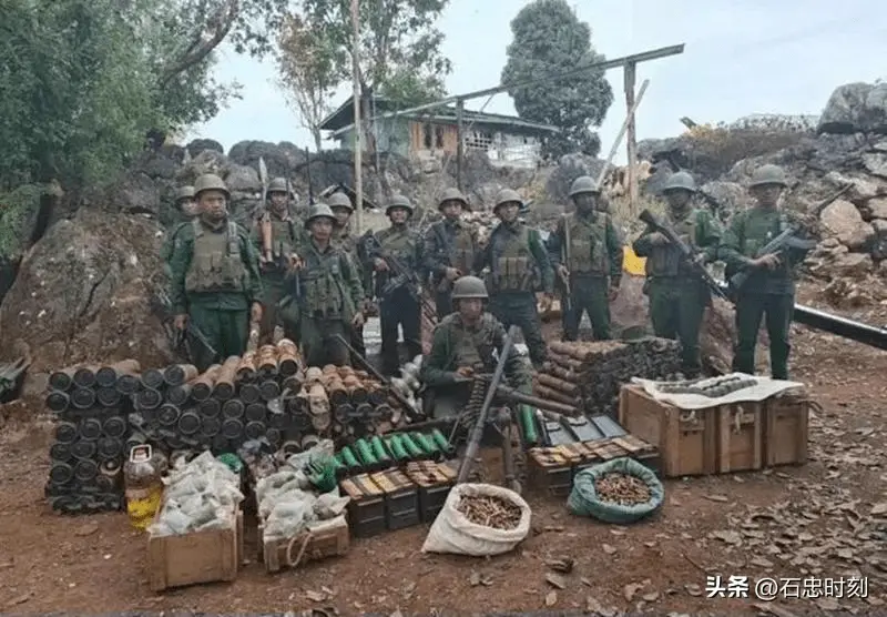 缅甸冲突升级，仰光的大门，迎接中国军舰到港，还拉开了一个横幅