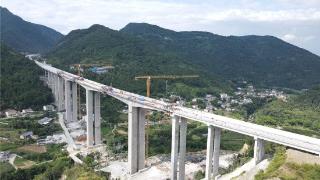 湖南炉慈高速公路苦竹坪特大桥全幅合龙 通车后将推动地方经济转型发展