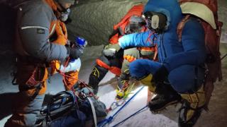 封面深镜｜两名攀登者为救人放弃登顶珠峰引质疑 登山公司回应“或出现沟通障碍”