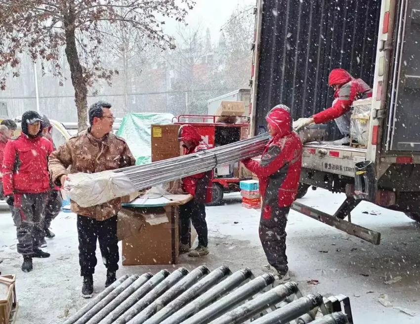 突降暴雪、冰雪阻路，京东小哥正在这样送货