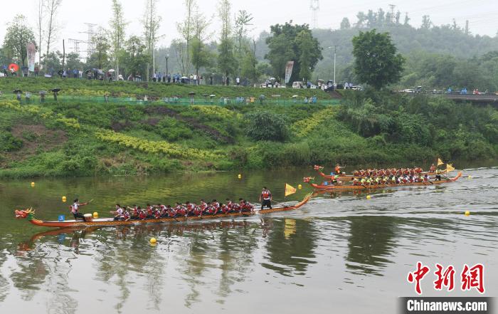 重庆：千年历史文化名城荣昌举行龙舟赛庆端午