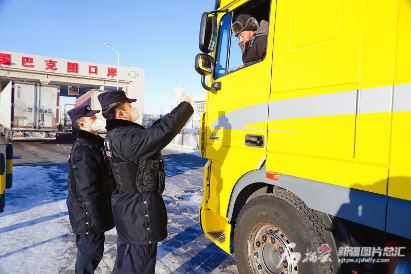 不惧风雪严寒，国门口岸一线民警春节坚守岗位保通关