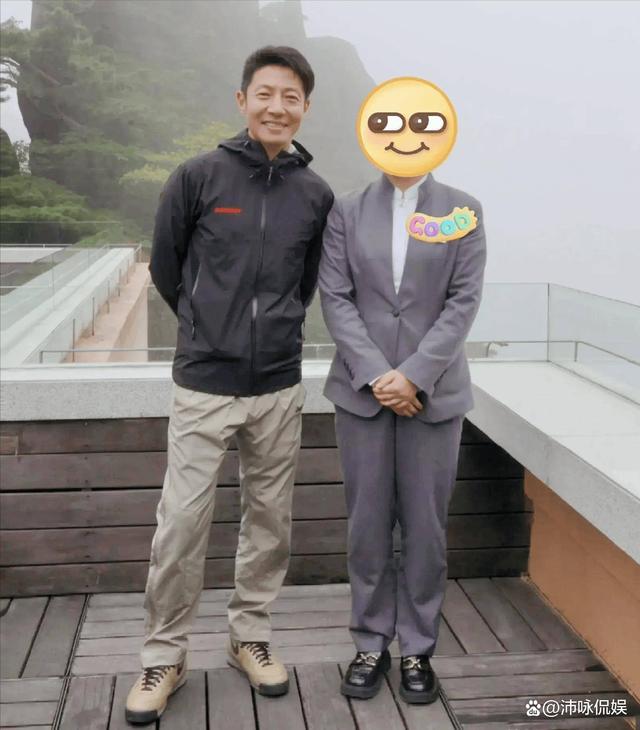 撒贝宁携家人游黄山，和路人合影毫无架子！4岁女儿露脸呆萌可爱