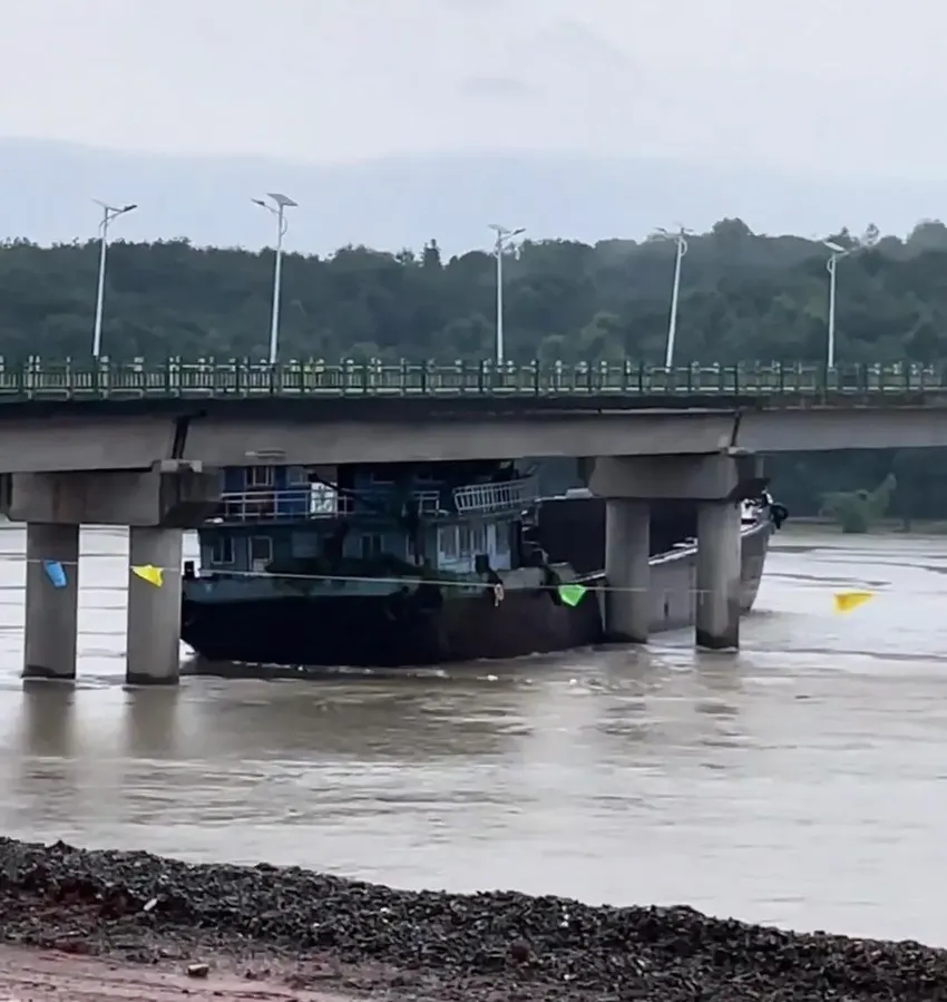江西鄱阳一船舶撞上大桥，当地：顺流空船无人伤亡，桥梁待检测