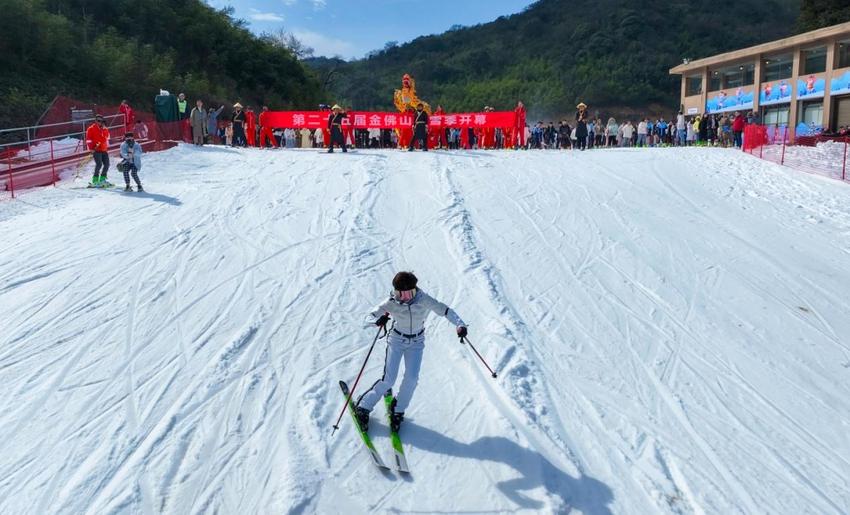 第25届金佛山冰雪季正式开幕，请到金佛山滑雪去！