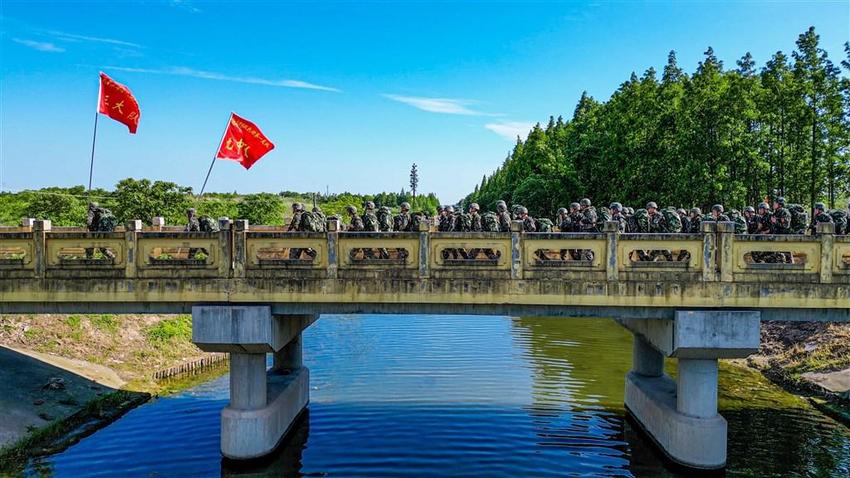 炎炎夏日，淬火成钢！武警官兵野外驻训战味浓