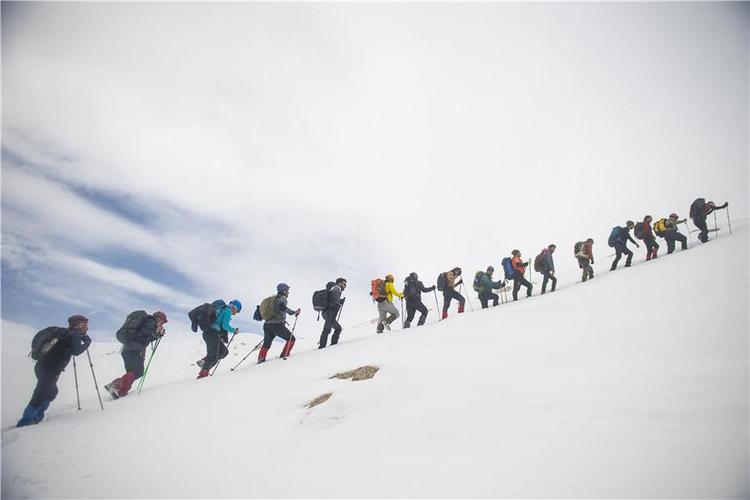 冬季登顶峰 土耳其民众攀登蒙祖尔山脉