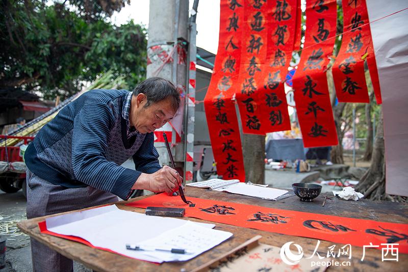 广西南宁：龙年将至年味浓 南北情深喜气盈