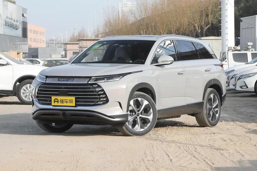 一汽红旗推出红旗HS52023款定位中型SUV，具体实力如何