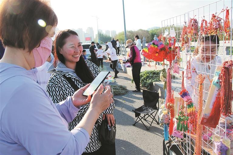 艾蒿粽香飘满城   市民欢庆端午节