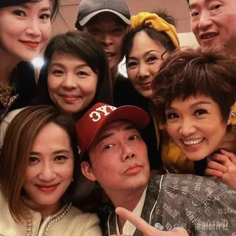 55岁TVB配角罕见回港参加聚会红光满面，娶单亲妈妈视继女为已出