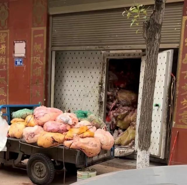 云南麒麟区一路边冷库疑储存大量劣质肉视频曝光