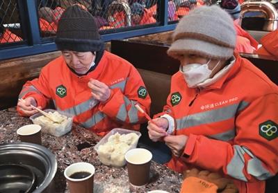 铁西区沿街商户请户外劳动者进屋喝杯热水