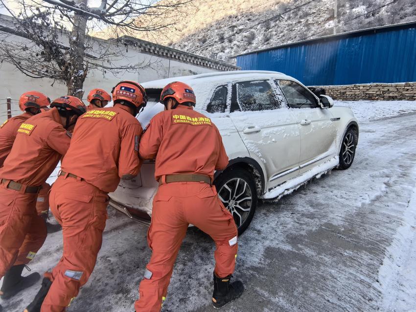 西藏边坝县：扫雪除冰齐上阵 不畏严寒暖人心