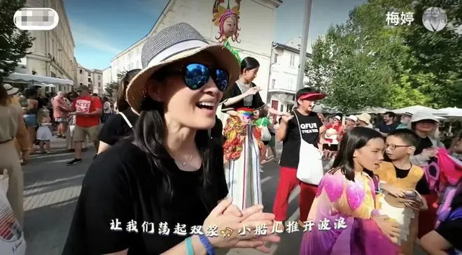 梅婷一家四口法国游行发传单！素颜仍女神范足，女儿高挑颜值似妈