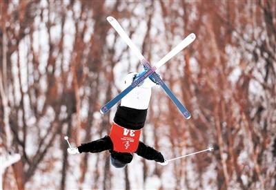 自由式滑雪公开组雪上技巧比赛决出两枚金牌