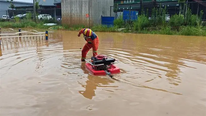 暴雨中，武汉消防紧急展开涉水救援，营救出多名被困群众