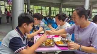 学生吃的好不好家长来评判——城投油菜花餐饮管理公司陪餐活动见闻