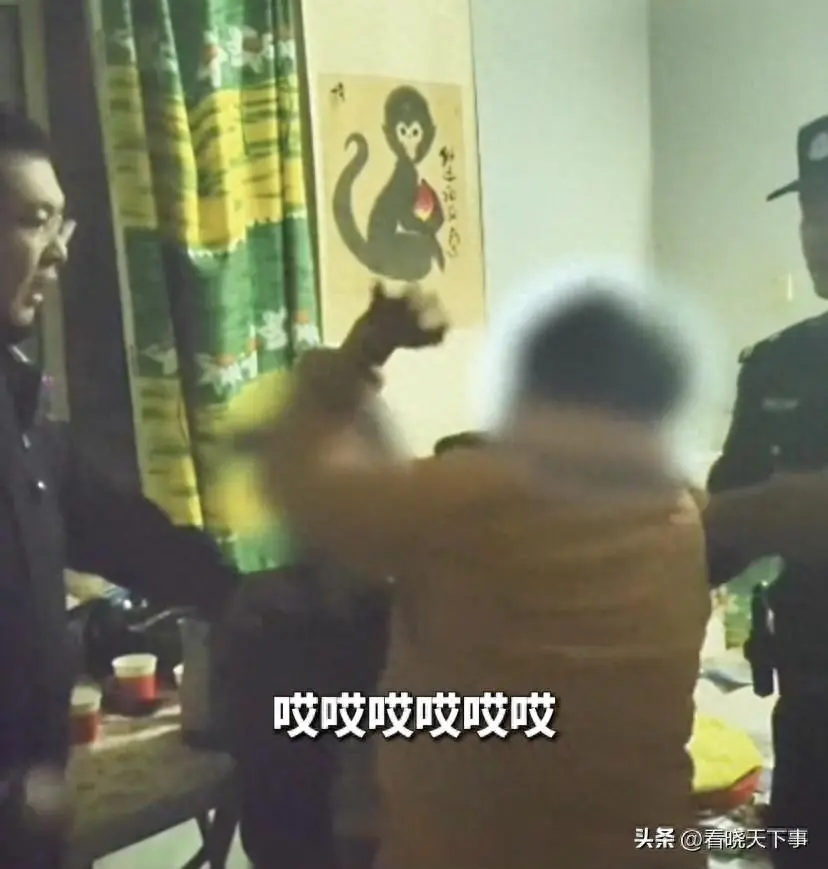 男子在女厕所偷窥被抓，母亲情绪崩溃边打边骂，信息量很大！