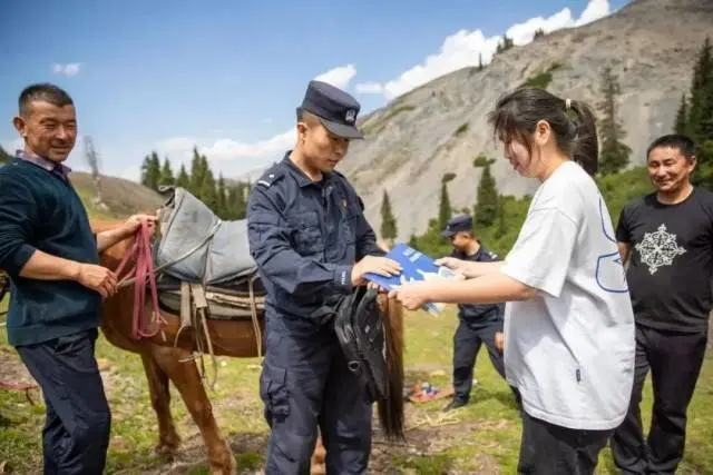 民警骑马翻山越岭，为她送录取通知书！