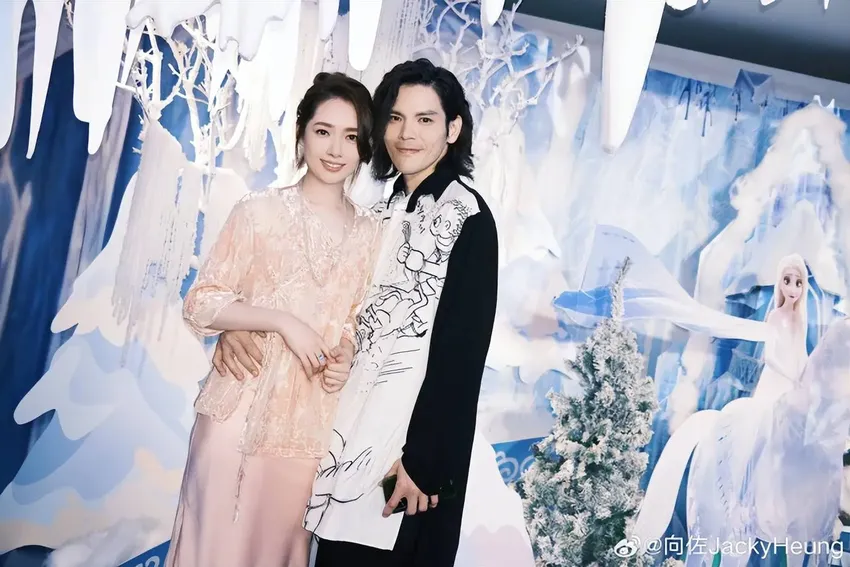 向佐抱三岁女儿逛街，父女俩越长越像，郭碧婷的混血基因失效？