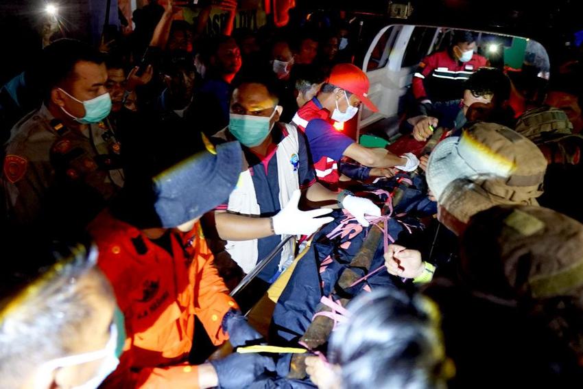 印尼一金矿因山洪及山体滑坡致11人死亡