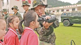 “红领巾”进军营 接受国防教育
