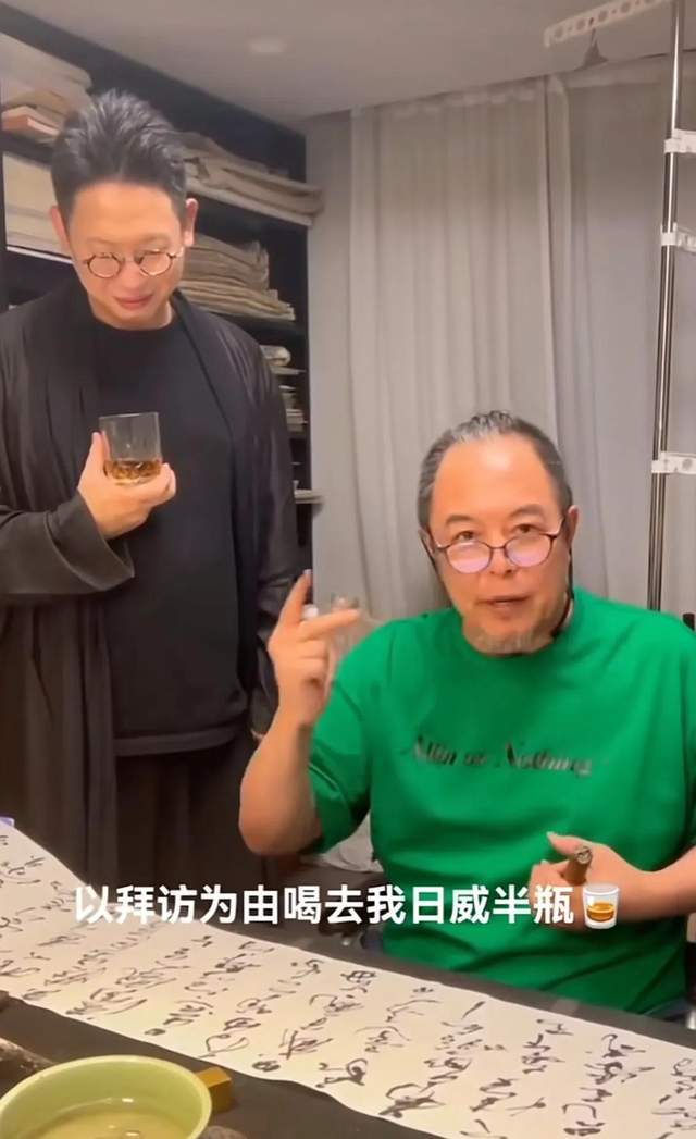 66岁张铁林健康引担忧，脚踝受伤紧急动手术，坐轮椅双脚缠满绷带