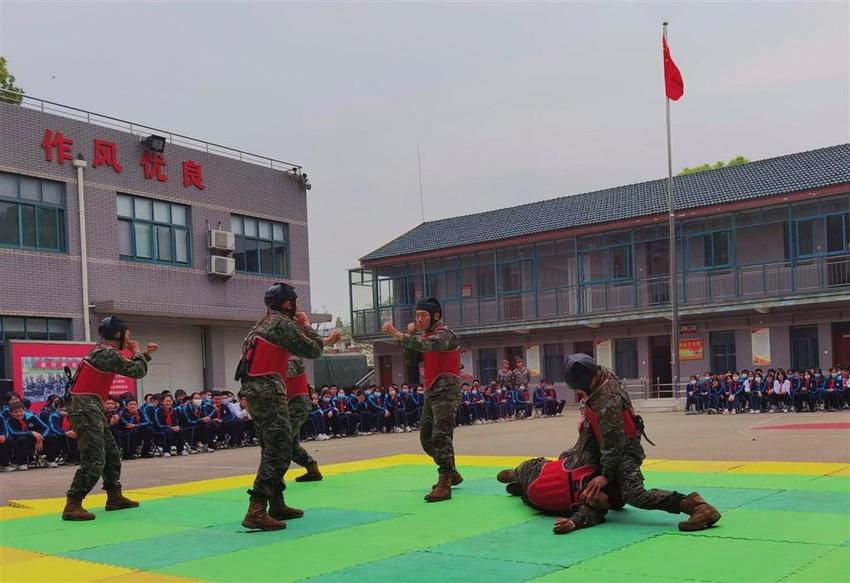 一堂生动的国防教育课！沪上200余名师生进军营 零距离体验军营生活