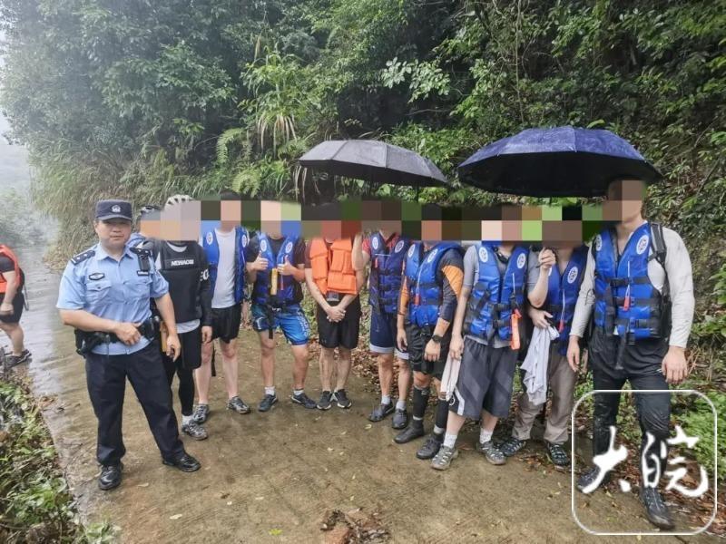 突发山洪9名游客被困峡谷，祁门警方救助