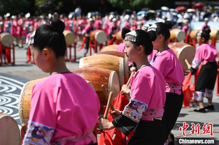 重庆苗乡万人同唱“娇阿依”  共舞“踩花山”