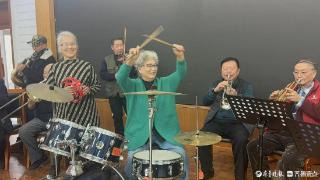 90岁奶奶当上架子鼓手，奏出老年生活好声音