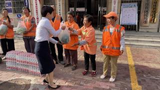 天衢新区宋官屯街道十二里庄社区开展“关爱环卫工 夏日送清凉”慰问活动