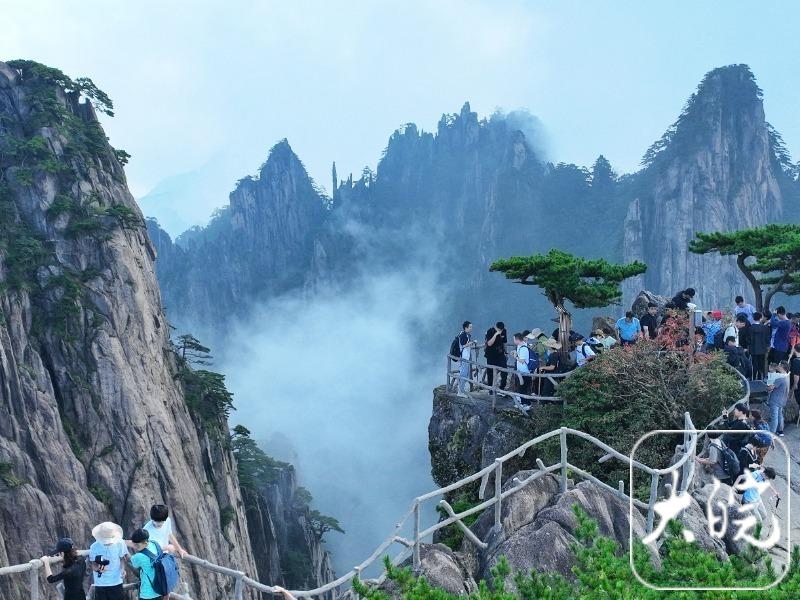 万余游客黄山之巅过佳节 西递宏村游客增多