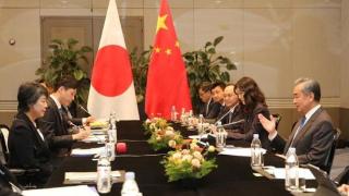 日媒：日本外相正在探讨与中国外长王毅举行会谈